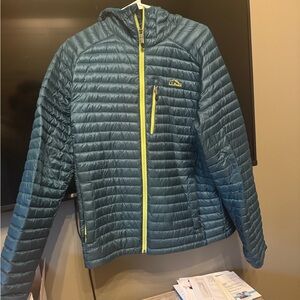 L.L. Bean Ultralight 850 Down Sweater Hooded Jacket in Spruce/Green Size L Tall